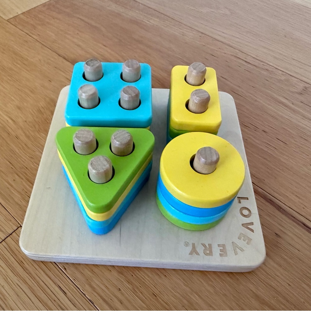 NWOT Lovevery The Enthusiast Kit Item 28-30 months: Sort and Stack Peg Puzzle